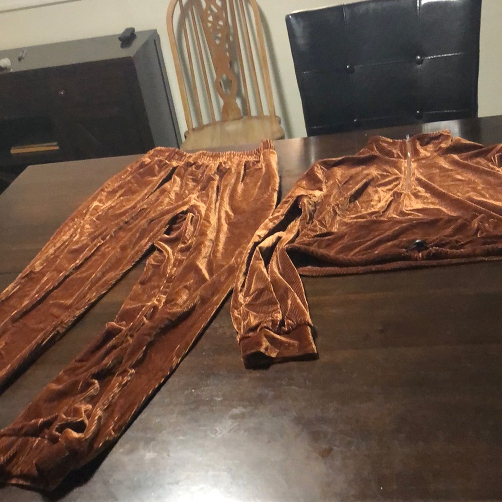 I am selling a sweatsuit.